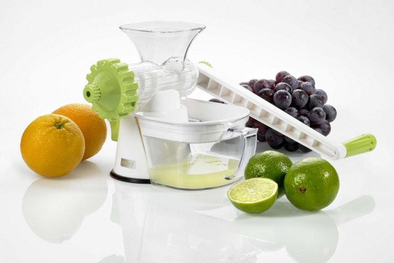 Un extracteur de jus manuel pour les vacances