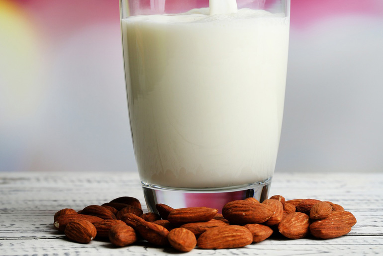 Faire du lait d'amande avec un extracteur de jus