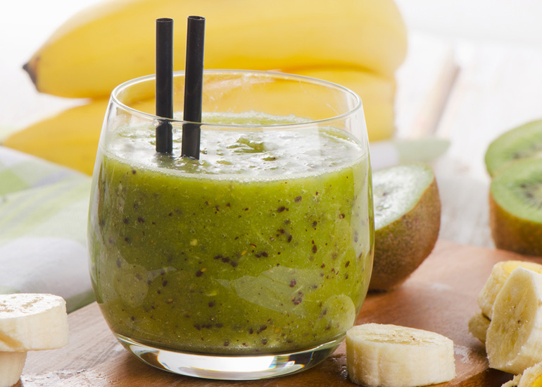 Faire un nectar kiwi-banane avec un extracteur de jus vertical