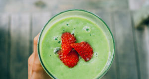 Consommer des smoothies verts